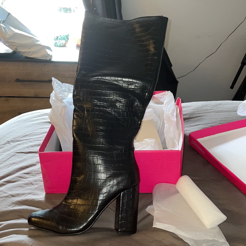 Snake skin heeled boots . Size 9 NEVER worn .
